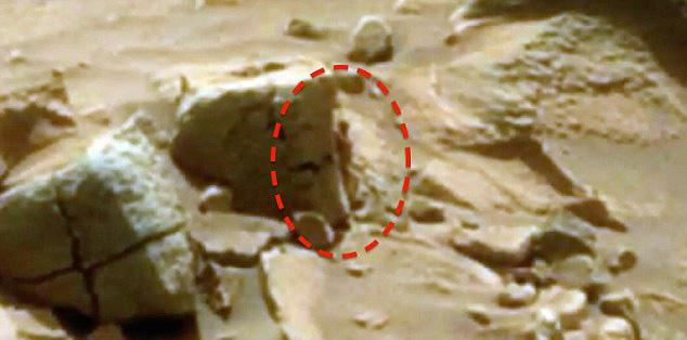 网友称“好奇号”火星车拍到火星人图片