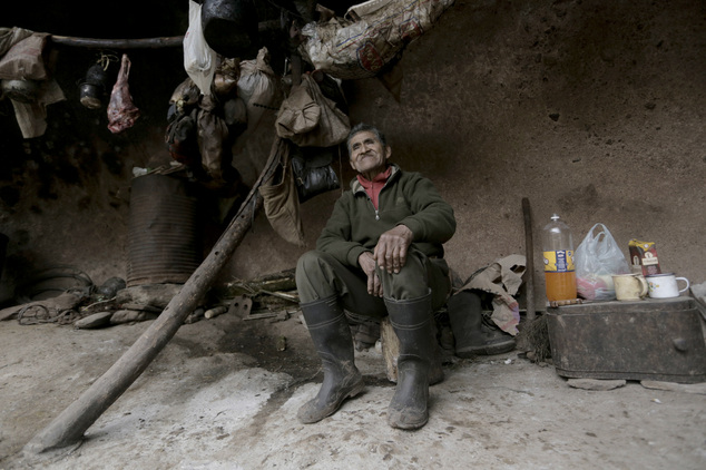 阿根廷79岁“洞穴人”：靠打猎为生与牲畜为伴