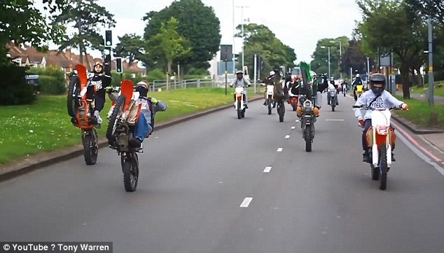 英摩托车手街头炫技 路面安全令人担忧