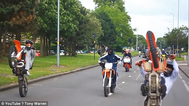 英摩托车手街头炫技 路面安全令人担忧
