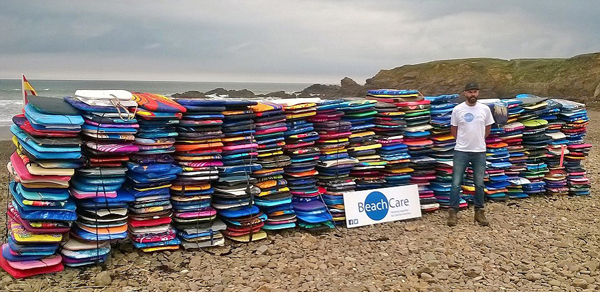 震惊！英海滩堆积600块游客遗弃冲浪板