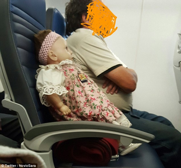 哭笑不得！美女子飞机上两次与“假宝宝”为邻