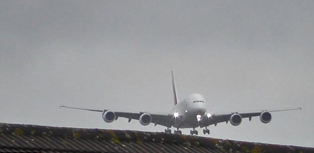 惊险一幕：A380着陆英机场遇强侧风剧烈摇晃