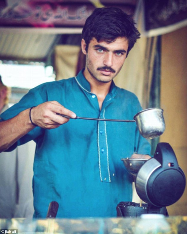 巴基斯坦茶饮摊贩小哥气质出众 一夜爆红成模特