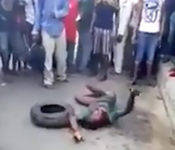 非洲一男童因偷窃众目睽睽之下被殴打焚烧致死