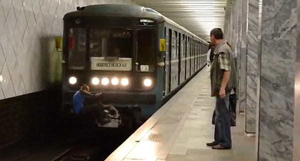 危险！俄地铁站刮起“搭便车”风潮