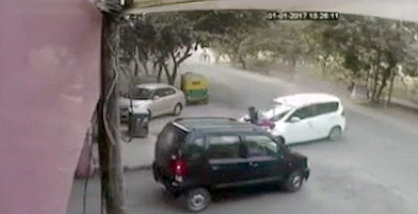 印度一妇女遭两轿车“前后夹击”后奇迹生还