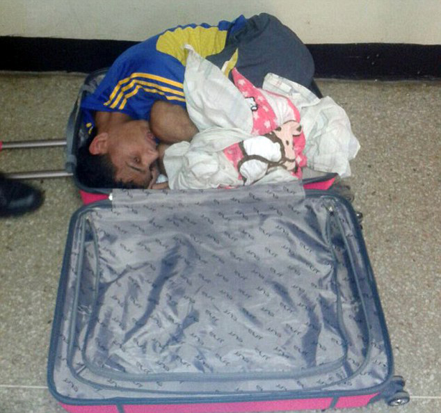 委内瑞拉女子用行李箱偷运男友出狱被狱警识破