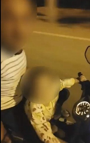 荒唐！泰男子让两岁儿子驾驶摩托车引公愤