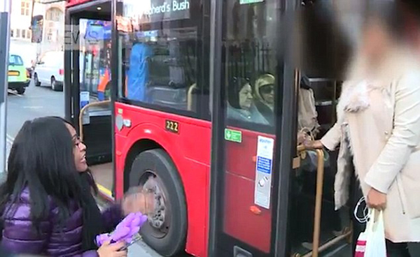 英国一残疾女子乘车险被拒载引争论