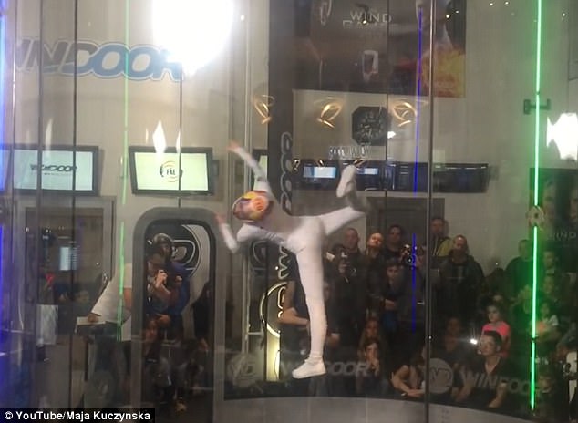 波兰17岁少女表演室内跳伞 半空中翩翩起舞