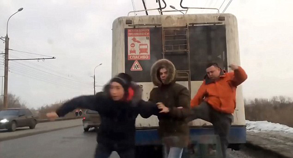 调皮！俄罗斯少年扒电车惹怒司机遭踢打