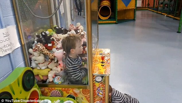 爱尔兰幼童爬进娃娃机抓娃娃被困其中