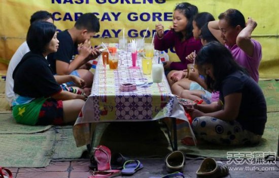 中国游客图揭真实印尼 看看百姓月入多少钱