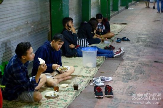 中国游客图揭真实印尼 看看百姓月入多少钱
