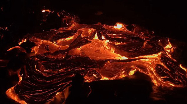 延时摄影展现夏威夷火山岩浆迷人盛况