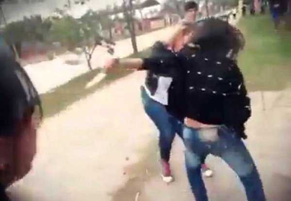 震惊！阿根廷15岁少女校园门口用菜刀捅伤同学