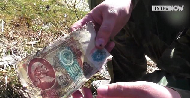 俄探险队废弃煤矿发现巨额苏联时期钞票