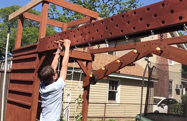 美国好爸爸自家后院为儿子打造“忍者”训练场
