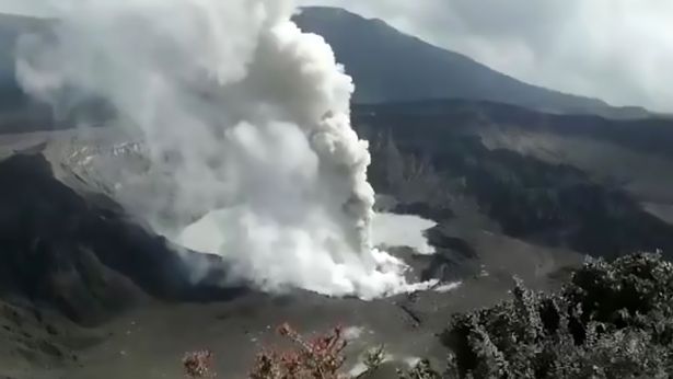 场面壮观！波阿斯火山喷出305米高火山灰云