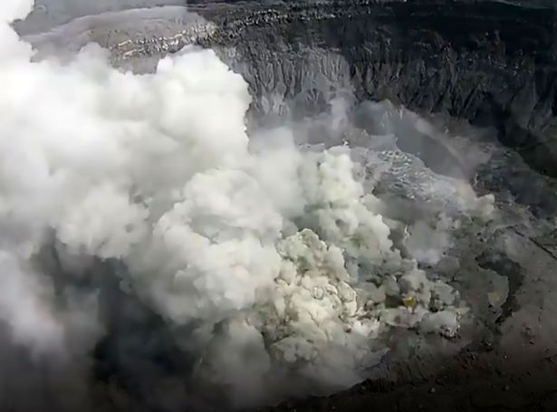 场面壮观！波阿斯火山喷出305米高火山灰云
