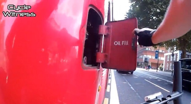 英骑车男子因被超车按下公交车紧急按钮报复司机