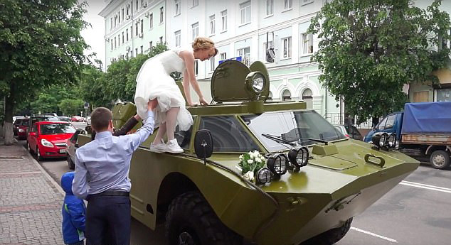 俄新婚夫妇开装甲车去民政局 领证同时吃罚单