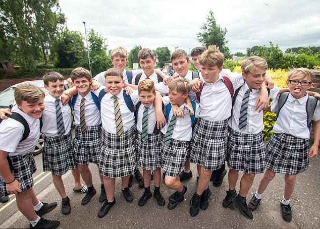 英国小学男生集体穿短裙抗议无短裤校规