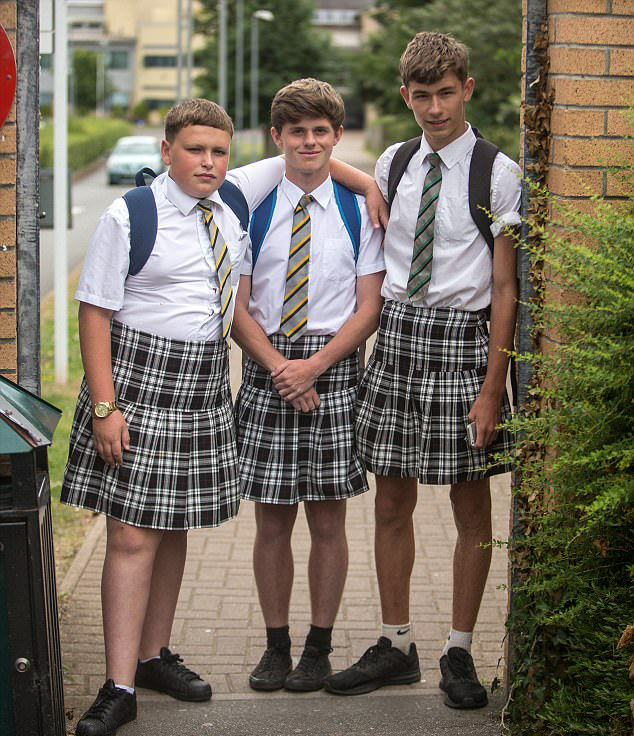 英国小学男生集体穿短裙抗议无短裤校规