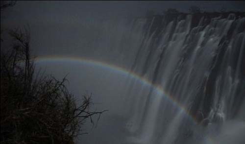 神秘莫测 维多利亚大瀑布奇观“黑夜彩虹”