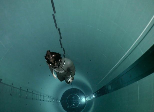 法国潜水员成功挑战40米深泳池 未携带呼吸设备
