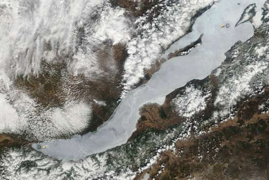 宇航员发现贝加尔湖冰面不明黑色圆圈