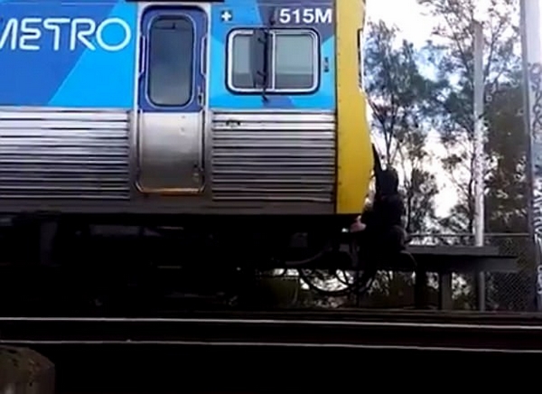 澳高中生紧抓高速行驶列车头秀高危惊险动作