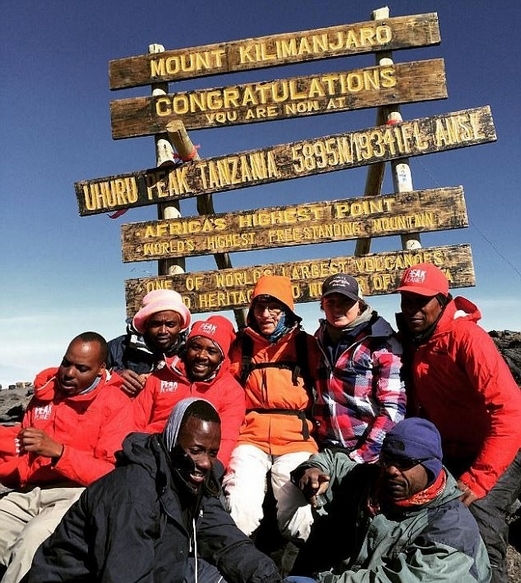 老当益壮！美88岁老人登顶非洲第一高山