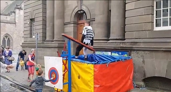 澳学步男童按住落水机关破坏街头滑稽表演秀