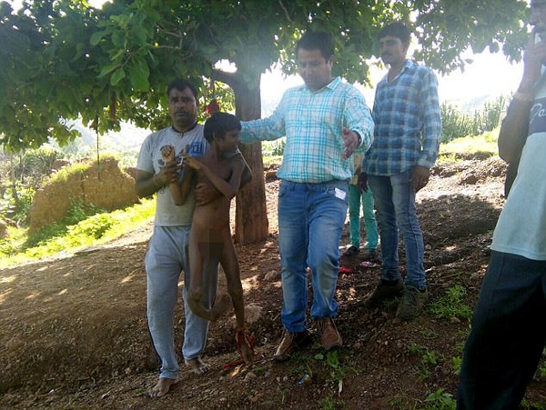 印度两残疾男孩被家人捆绑树上5年后终获救