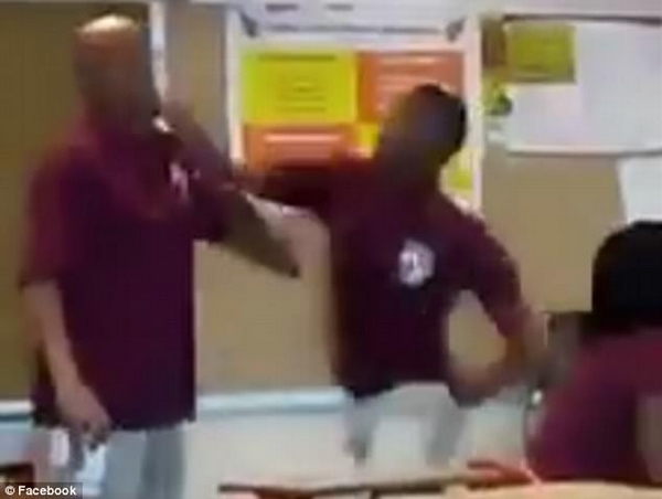 美高中生课堂上暴打老师 已被逮捕面临指控