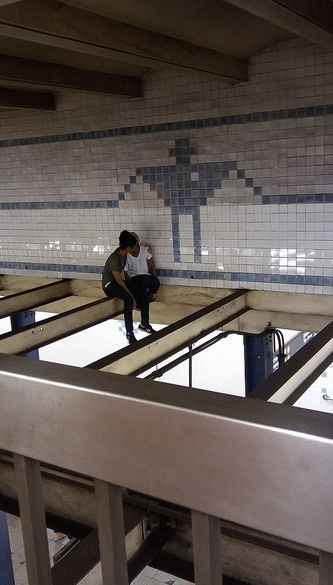 美国男子勇爬6米高地铁站横梁解救自杀女子