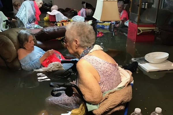 飓风“哈维”席卷美疗养院 老人深陷水中等待救援