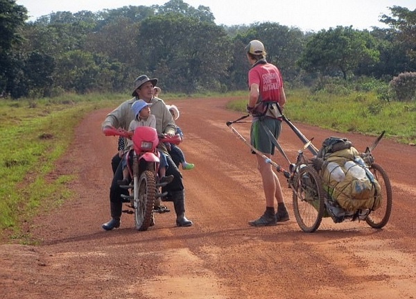 英夫妇跑步上万公里穿越南美洲 称生活真实自然