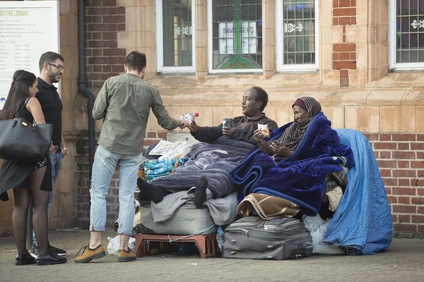索马里母子露宿街头3年多次拒绝英政府提供住房