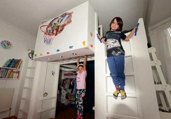 英夫妇自制最酷儿童卧室 攀岩墙投篮框一应俱全