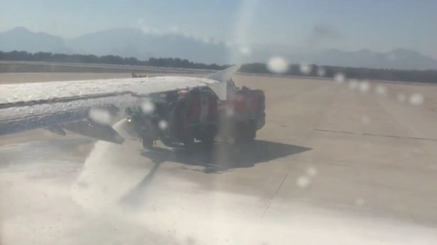 土耳其一客机起飞前机翼液体泄露 乘客惊声尖叫