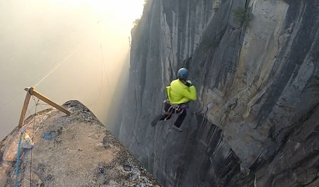 胆大！加州极限爱好者纵身跳下243米深悬崖