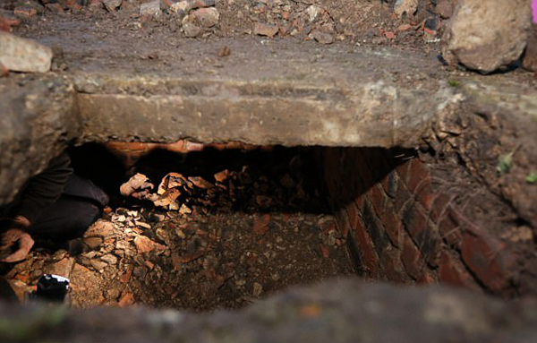 英女子自家后院发现二战秘密防空洞
