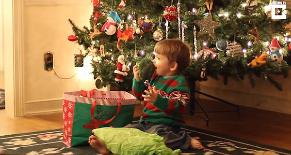 萌！美三岁男童收到蔬菜当圣诞礼物开心不已