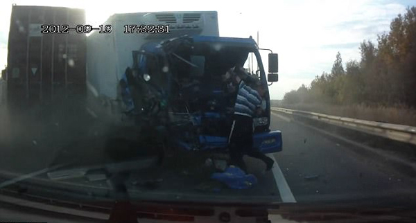 战斗民族！俄卡车相撞司机安全“翻身落地”
