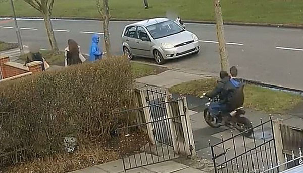 英两男孩人行道上骑摩托车撞倒15岁少女