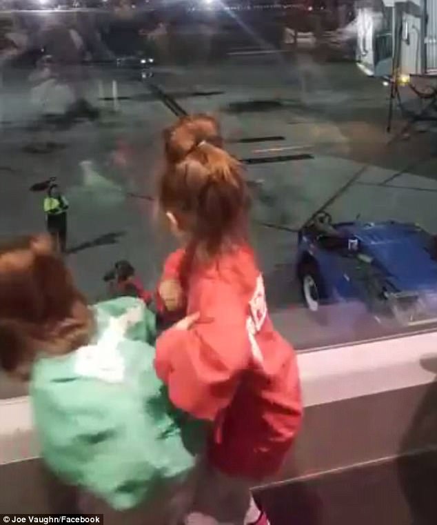 可爱！美国两个小女孩与机场地勤人员斗舞
