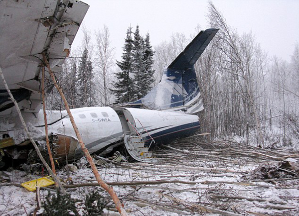 加拿大一飞机坠毁 机上25人奇迹生还